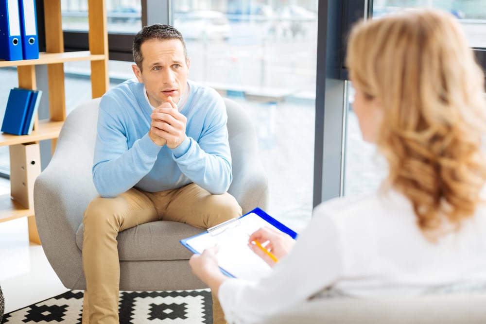 therapist diagnosing mild PTSD