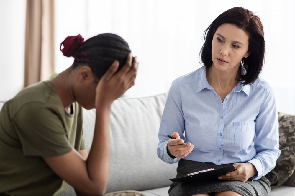 military woman having PTSD and depression seeks help from therapist