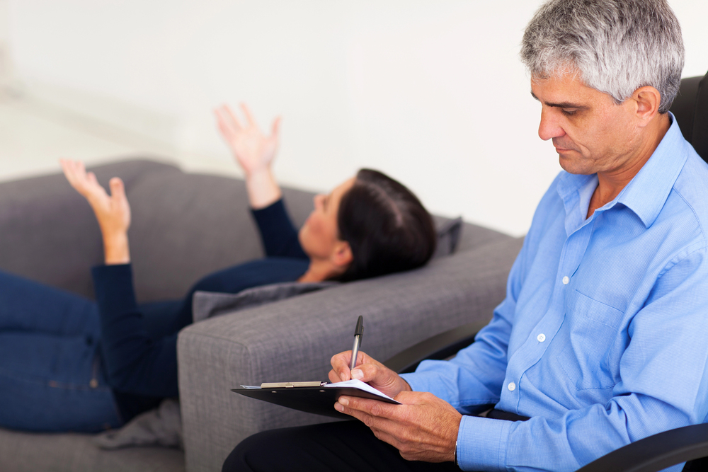 A therapist taking notes while conducting emdr therapy