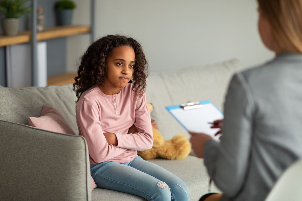 child who experienced trauma goes to therapy