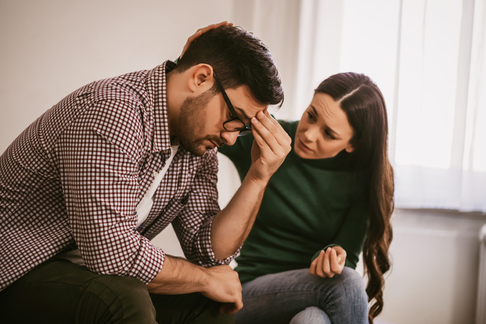 woman comforting spouse that was diagnosed with PTSD