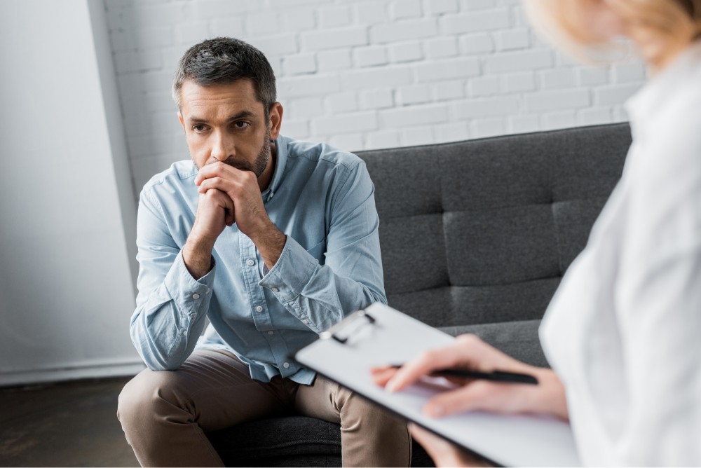 man on the couch with a therapist discussing about the effects of alcohol on the heart muscle